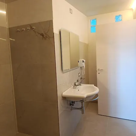 Family&friends 6 - New Modern En-suite - Private Bathroom Freshly Renovated Comfort & Essentials - Minutes From The Sea & Vakantiehuis